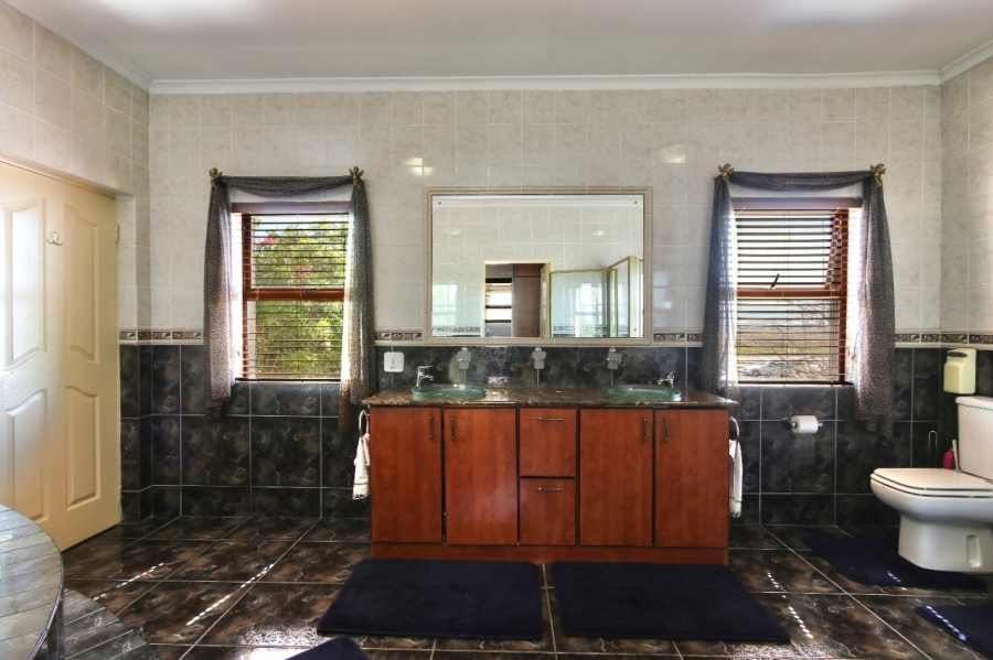 To Let 6 Bedroom Property for Rent in Sunset Beach Western Cape